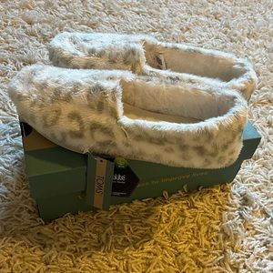 NWT TOMS ❄️ 🐆